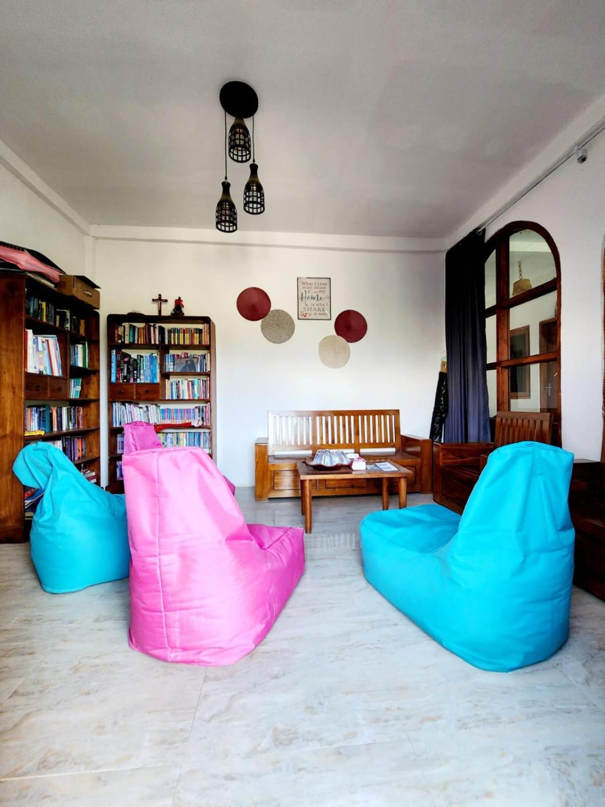 D'Flora Homestay Лабуан-Баджо Екстер'єр фото