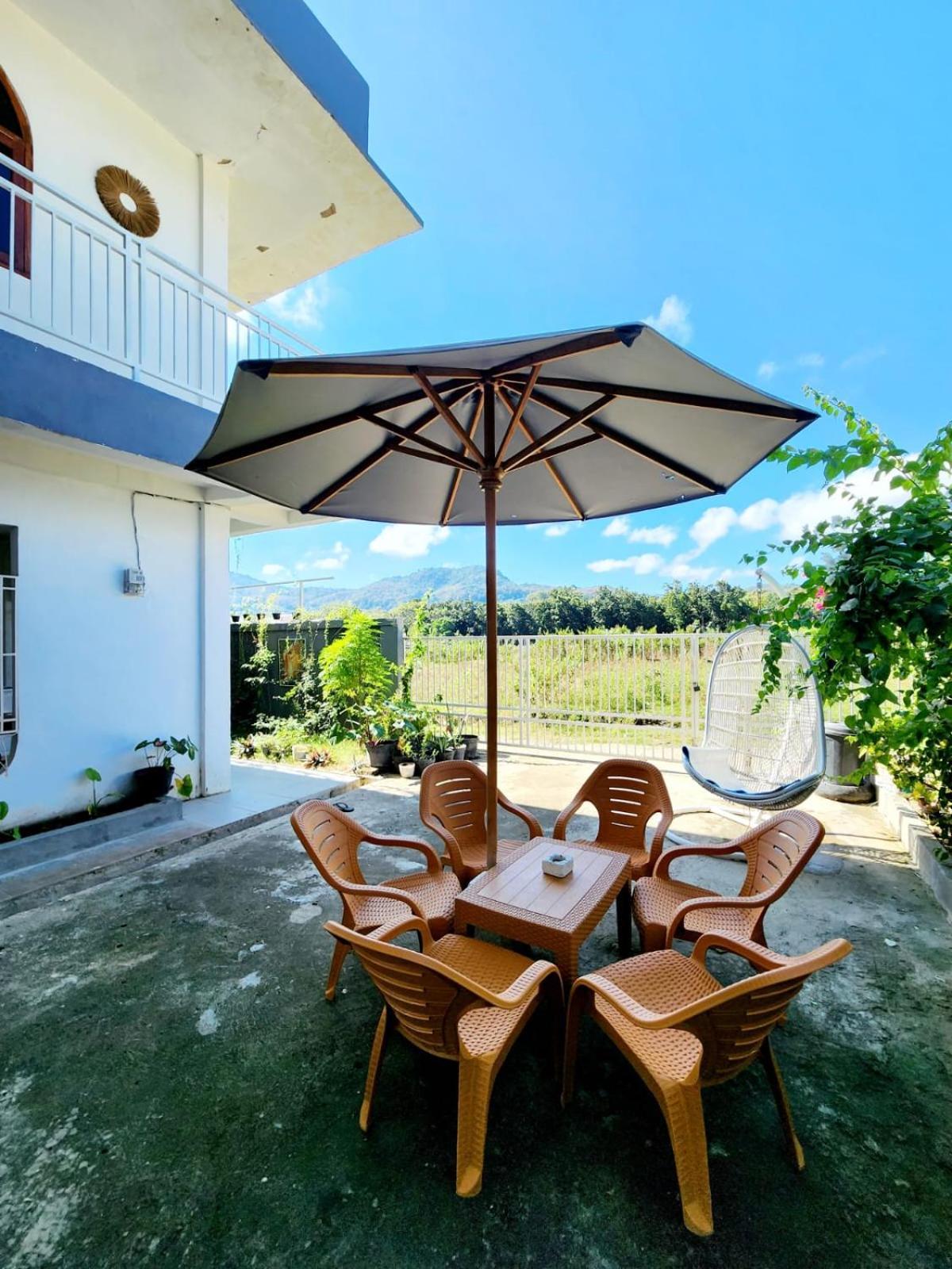 D'Flora Homestay Лабуан-Баджо Екстер'єр фото