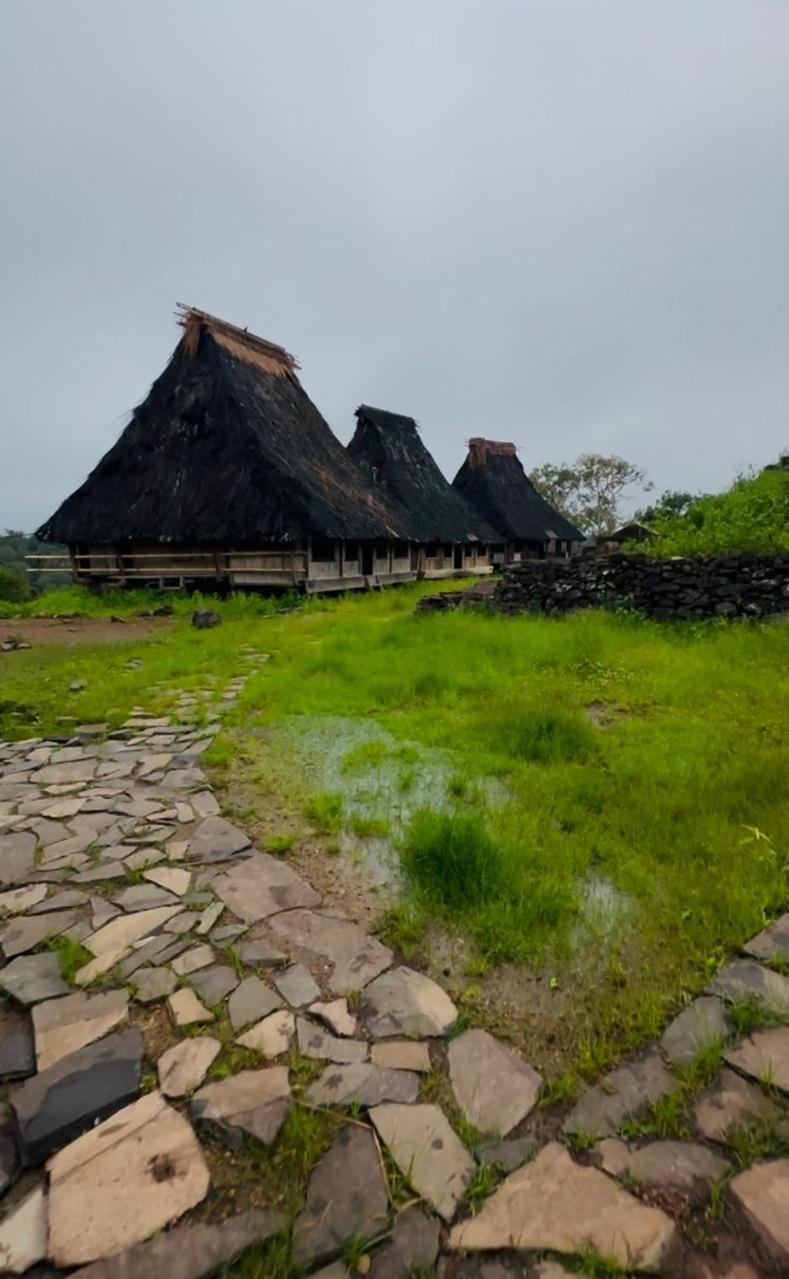 D'Flora Homestay Лабуан-Баджо Екстер'єр фото
