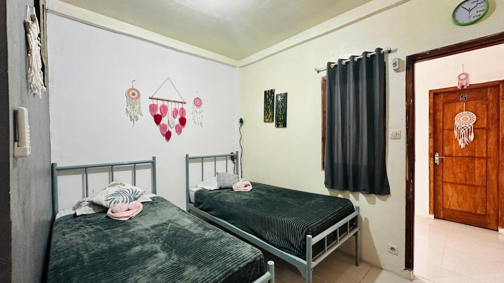 D'Flora Homestay Лабуан-Баджо Екстер'єр фото